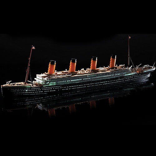 RMS Titanic w/LED Lights 1/700